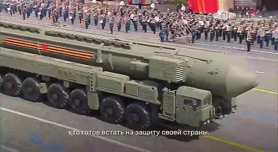 Российские космонавты Алексей Зубрицкий, Сергей Рыжиков и Олег Платонов поздравили россиян с Днём народного единства