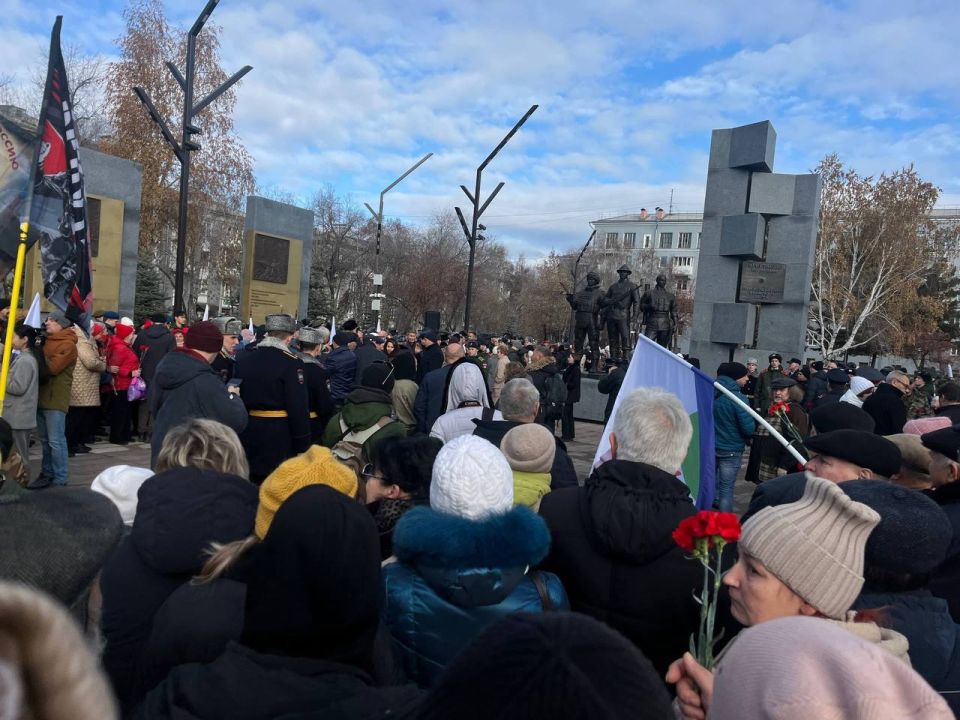На площади Декабристов торжественно презентовали мемориал «Дед, отец и сын», посвящённый героям-защитникам Отечества На площади Декабристов торжественно презентовали мемориал «Дед, отец и сын», посвящённый героям-защитникам Отечества