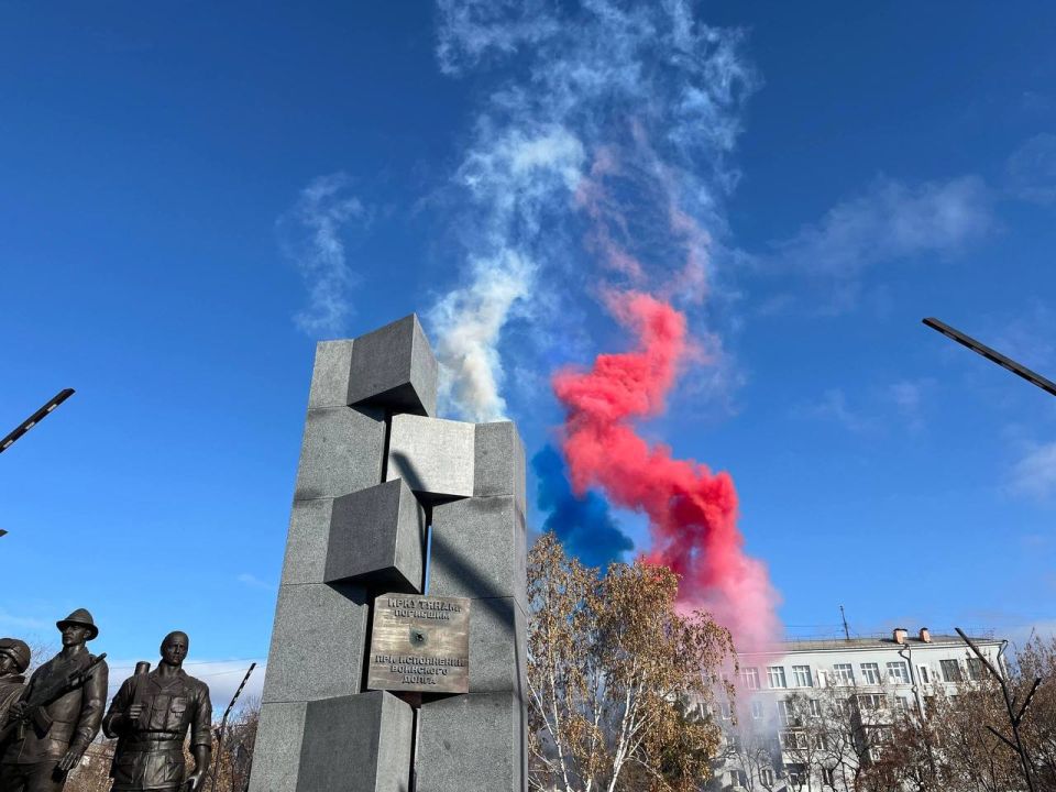 На площади Декабристов торжественно презентовали мемориал «Дед, отец и сын», посвящённый героям-защитникам Отечества На площади Декабристов торжественно презентовали мемориал «Дед, отец и сын», посвящённый героям-защитникам Отечества