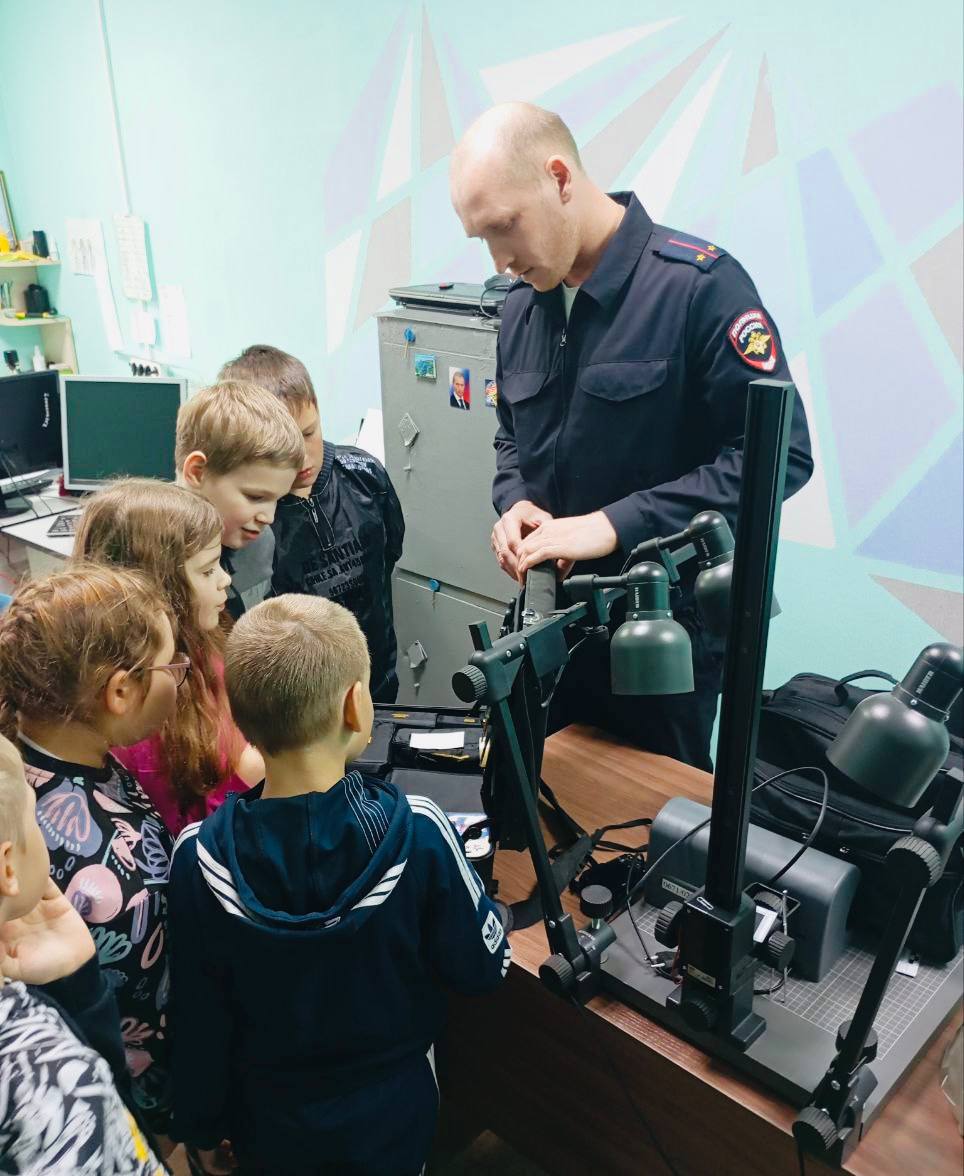 Сотрудники экспертно-криминалистического центра Братского ЛО МВД России на транспорте пригласили в гости школьников, посещающих кружок «Юные детективы», и провели для них экскурсию в линейном отделе