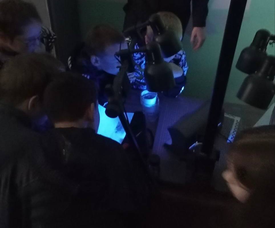 Сотрудники экспертно-криминалистического центра Братского ЛО МВД России на транспорте пригласили в гости школьников, посещающих кружок «Юные детективы», и провели для них экскурсию в линейном отделе Сотрудники экспертно-криминалистического центра Братского ЛО МВД России на транспорте пригласили в гости школьников, посещающих кружок «Юные детективы», и провели для них экскурсию в линейном отделе