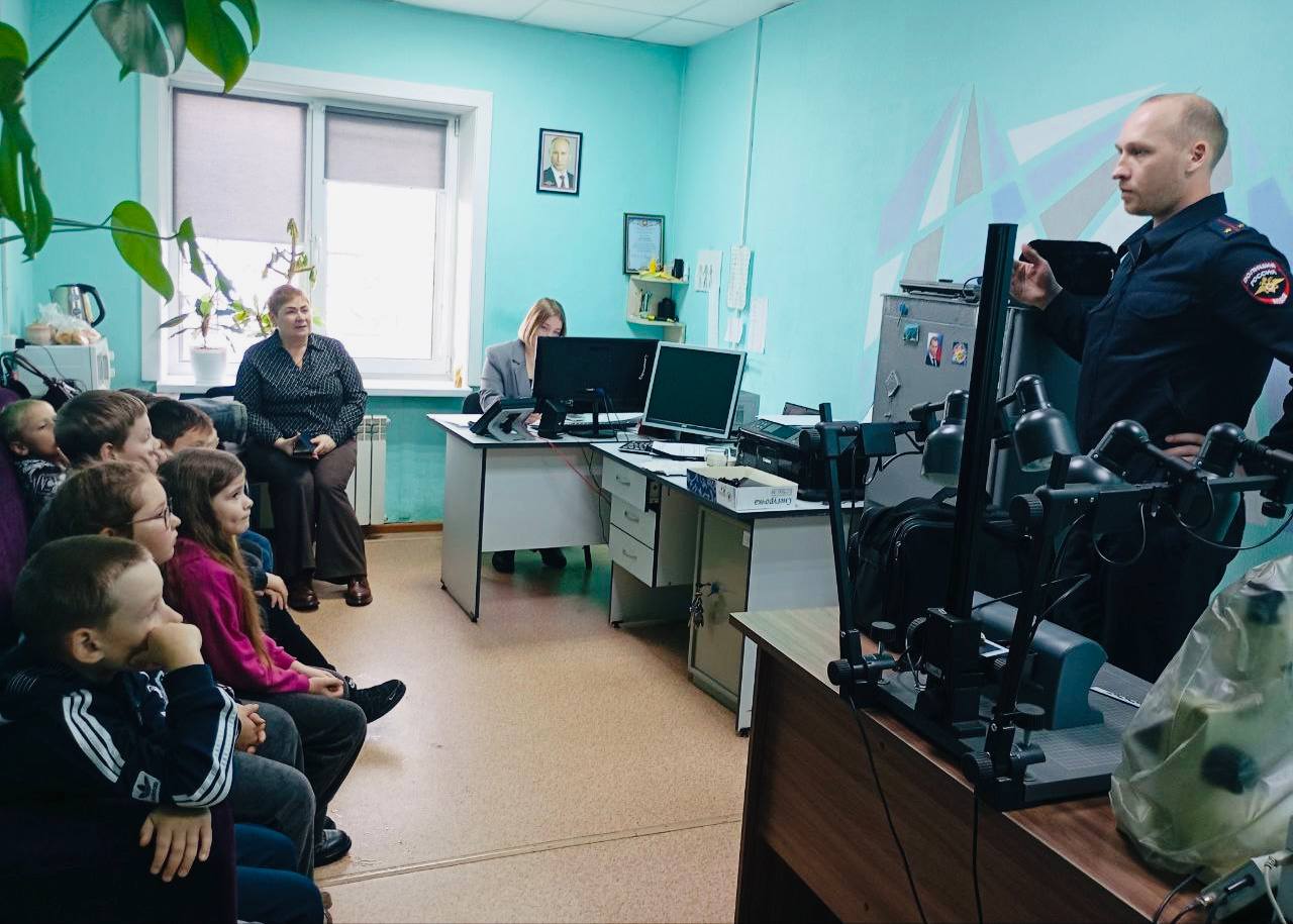 Сотрудники экспертно-криминалистического центра Братского ЛО МВД России на транспорте пригласили в гости школьников, посещающих кружок «Юные детективы», и провели для них экскурсию в линейном отделе Сотрудники экспертно-криминалистического центра Братского ЛО МВД России на транспорте пригласили в гости школьников, посещающих кружок «Юные детективы», и провели для них экскурсию в линейном отделе