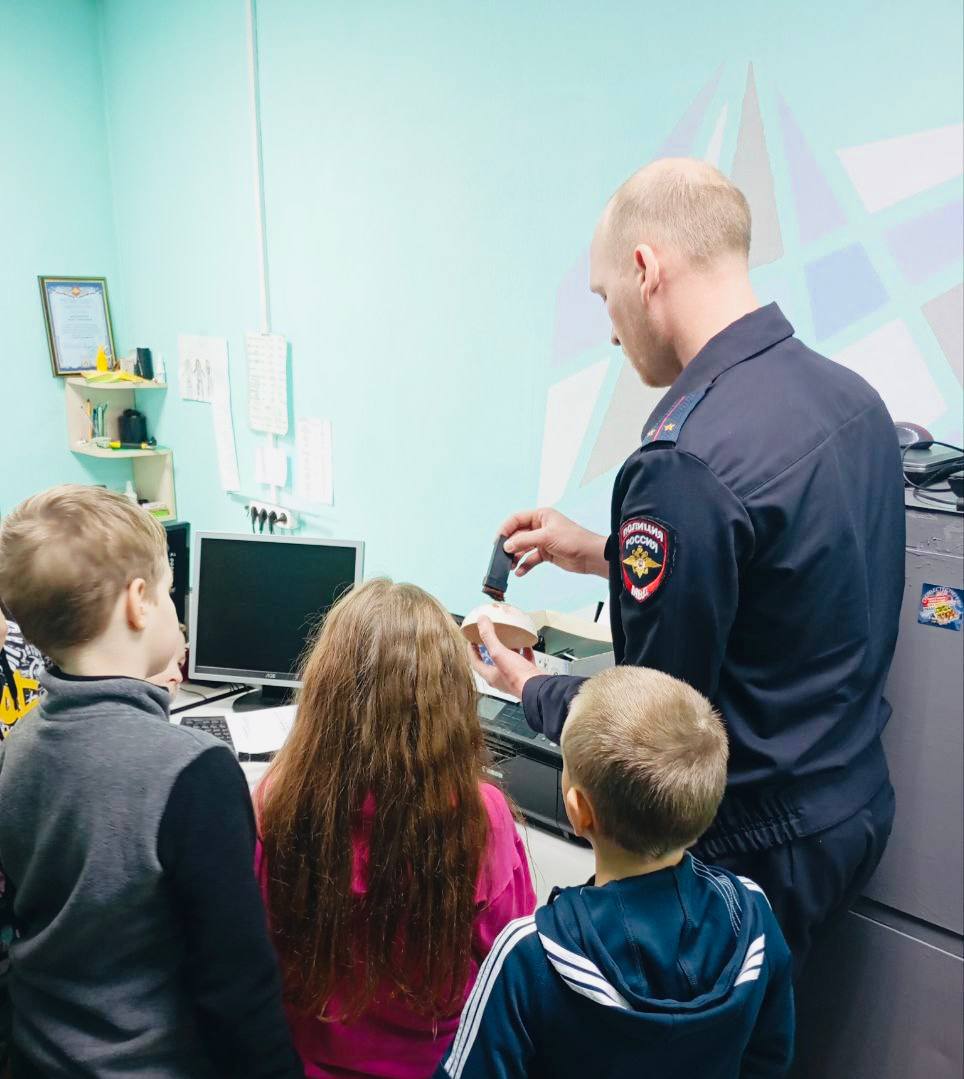 Сотрудники экспертно-криминалистического центра Братского ЛО МВД России на транспорте пригласили в гости школьников, посещающих кружок «Юные детективы», и провели для них экскурсию в линейном отделе Сотрудники экспертно-криминалистического центра Братского ЛО МВД России на транспорте пригласили в гости школьников, посещающих кружок «Юные детективы», и провели для них экскурсию в линейном отделе