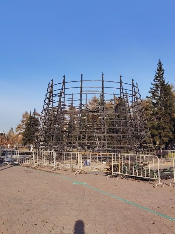 Готовь сани летом, а новогоднюю елку — в ноябре! На сквере Кирова начали монтировать главное украшение зимнего праздника