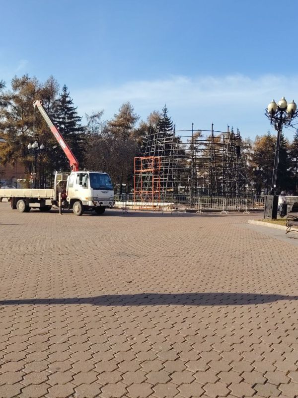 Готовь сани летом, а новогоднюю елку — в ноябре! На сквере Кирова начали монтировать главное украшение зимнего праздника Готовь сани летом, а новогоднюю елку — в ноябре! На сквере Кирова начали монтировать главное украшение зимнего праздника