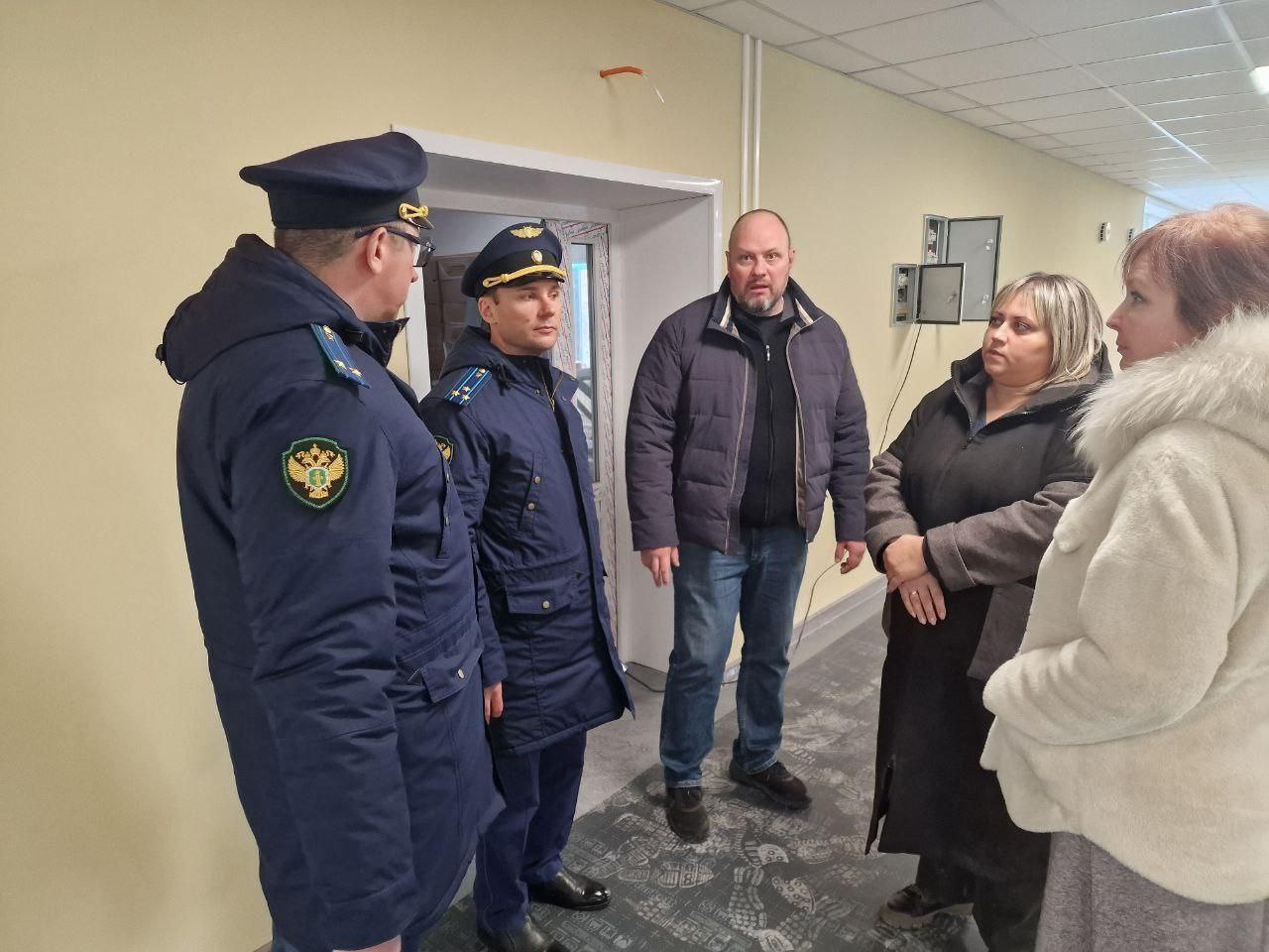 Начальник отдела по надзору за исполнением законов о несовершеннолетних и молодежи прокуратуры Иркутской области Зубовский С.А. по поручению прокурора области Ханько А.В. оценил ход капитальных ремонтов школ г. Братска и...