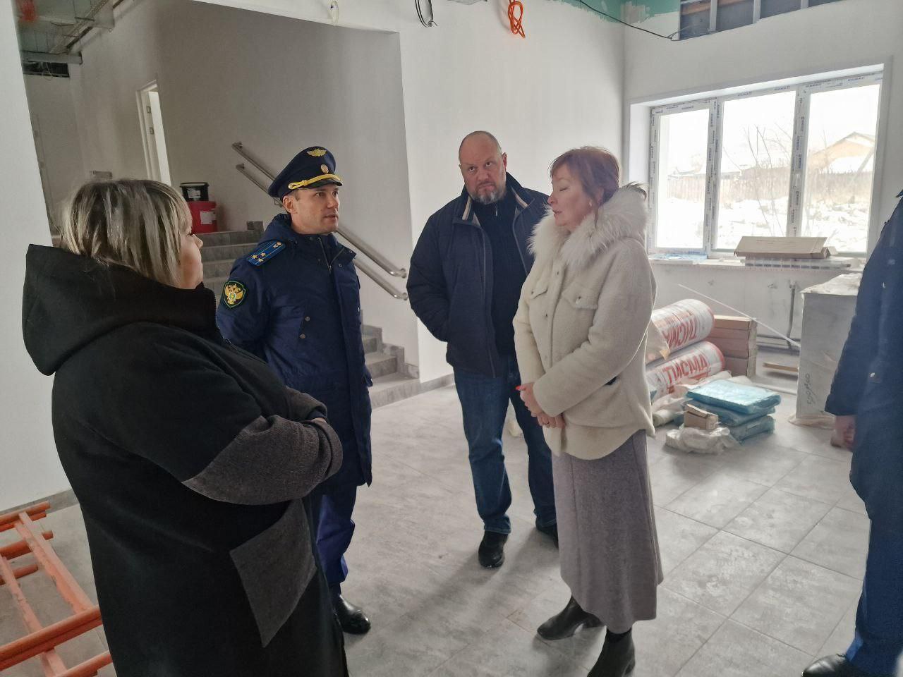 Начальник отдела по надзору за исполнением законов о несовершеннолетних и молодежи прокуратуры Иркутской области Зубовский С.А. по поручению прокурора области Ханько А.В. оценил ход капитальных ремонтов школ г. Братска и... Начальник отдела по надзору за исполнением законов о несовершеннолетних и молодежи прокуратуры Иркутской области Зубовский С.А. по поручению прокурора области Ханько А.В. оценил ход капитальных ремонтов школ г. Братска и...