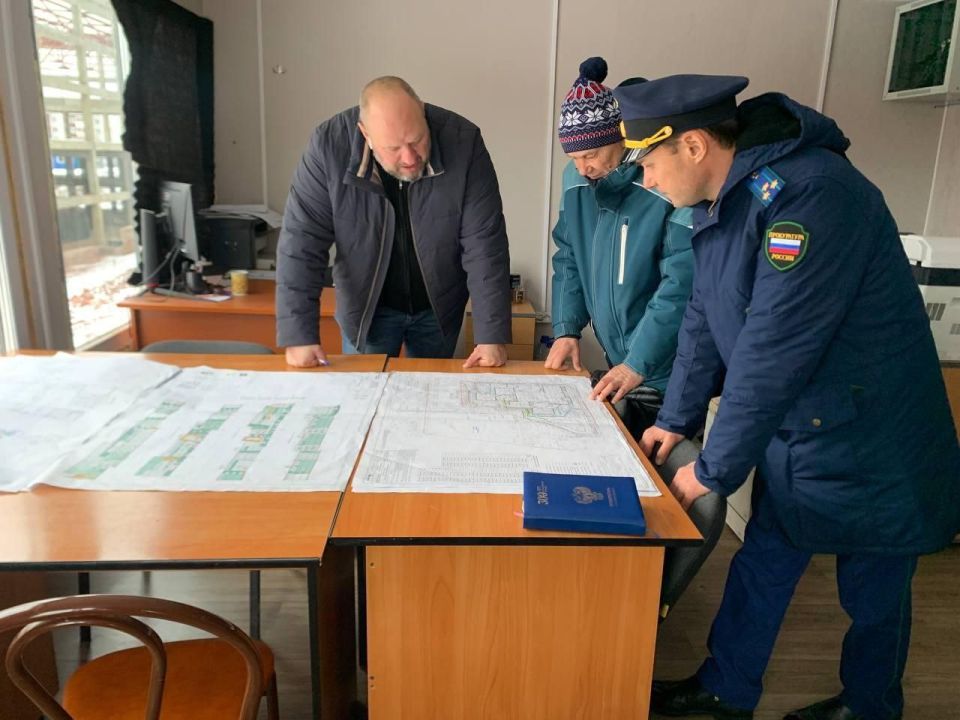 Начальник отдела по надзору за исполнением законов о несовершеннолетних и молодежи прокуратуры Иркутской области Зубовский С.А. по поручению прокурора области Ханько А.В. оценил ход капитальных ремонтов школ г. Братска и... Начальник отдела по надзору за исполнением законов о несовершеннолетних и молодежи прокуратуры Иркутской области Зубовский С.А. по поручению прокурора области Ханько А.В. оценил ход капитальных ремонтов школ г. Братска и...