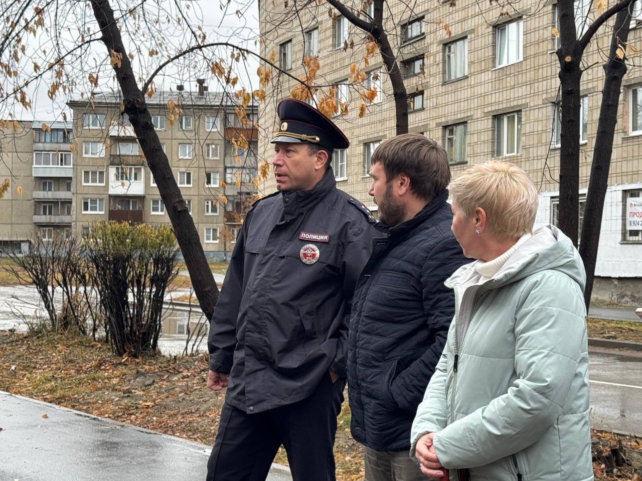 Вопрос массового проезда машин через зеленую зону около детского сада № 70 обсудили на выездном совещании Вопрос массового проезда машин через зеленую зону около детского сада № 70 обсудили на выездном совещании