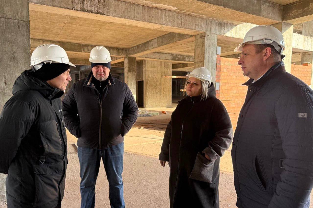 Министр строительства региона проверил ход строительства школы на 1275 мест в Братске Министр строительства региона проверил ход строительства школы на 1275 мест в Братске