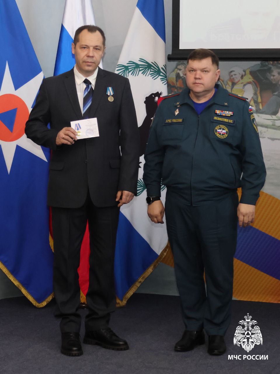 Отличившихся граждан наградили ведомственными медалями в Главном управлении МЧС России по Иркутской области