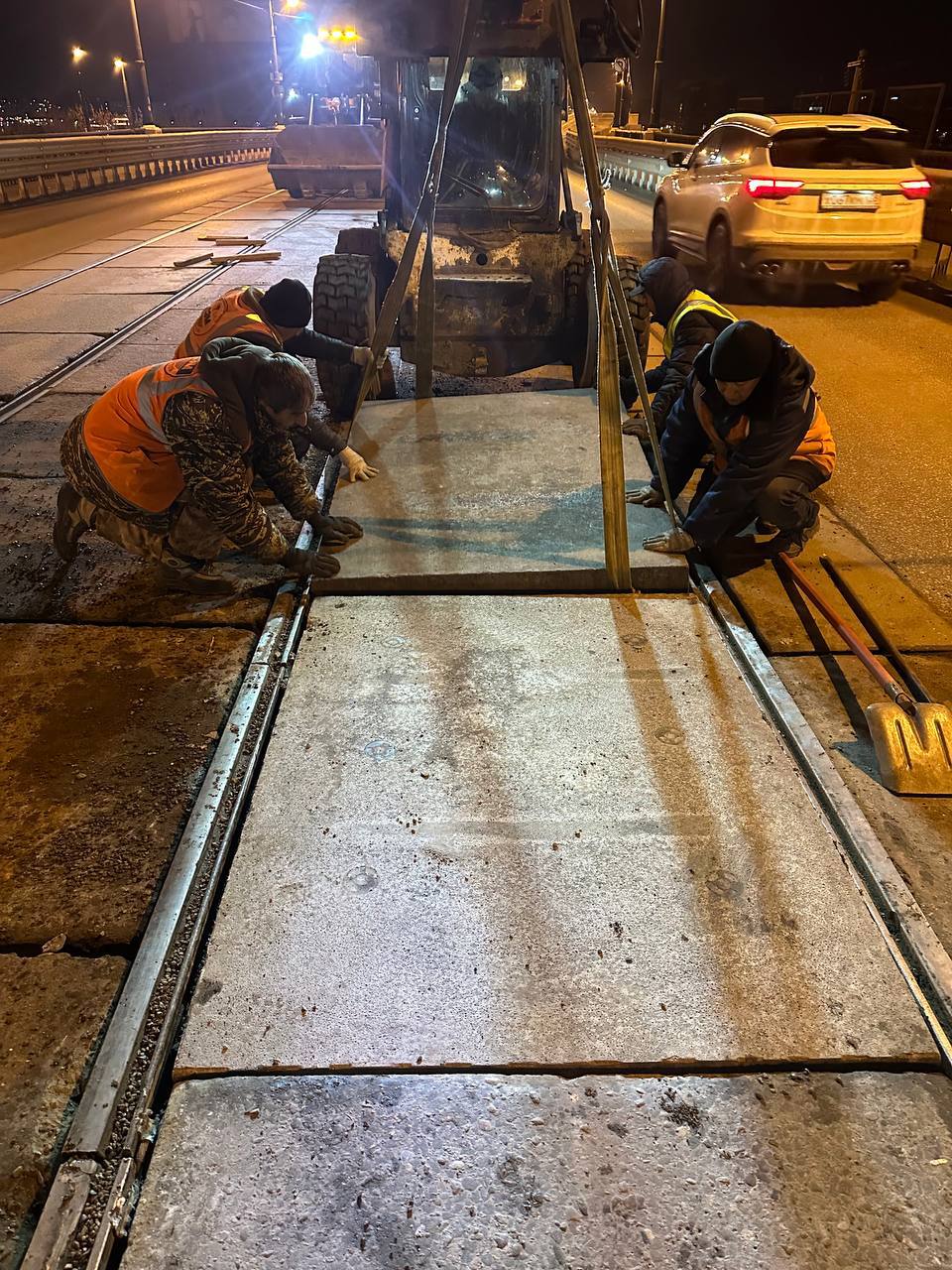 Ночной ремонт: на Глазковском мосту заменили плиты на трамвайных путях