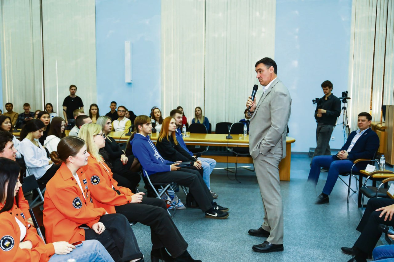 На прошлой неделе один из залов Иркутского политеха был переполнен: около 200 активных студентов ИРНИТУ пришли поговорить с Русланом Болотовым