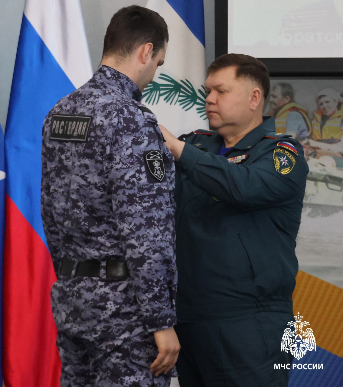 Отличившихся граждан наградили ведомственными медалями в Главном управлении МЧС России по Иркутской области Отличившихся граждан наградили ведомственными медалями в Главном управлении МЧС России по Иркутской области