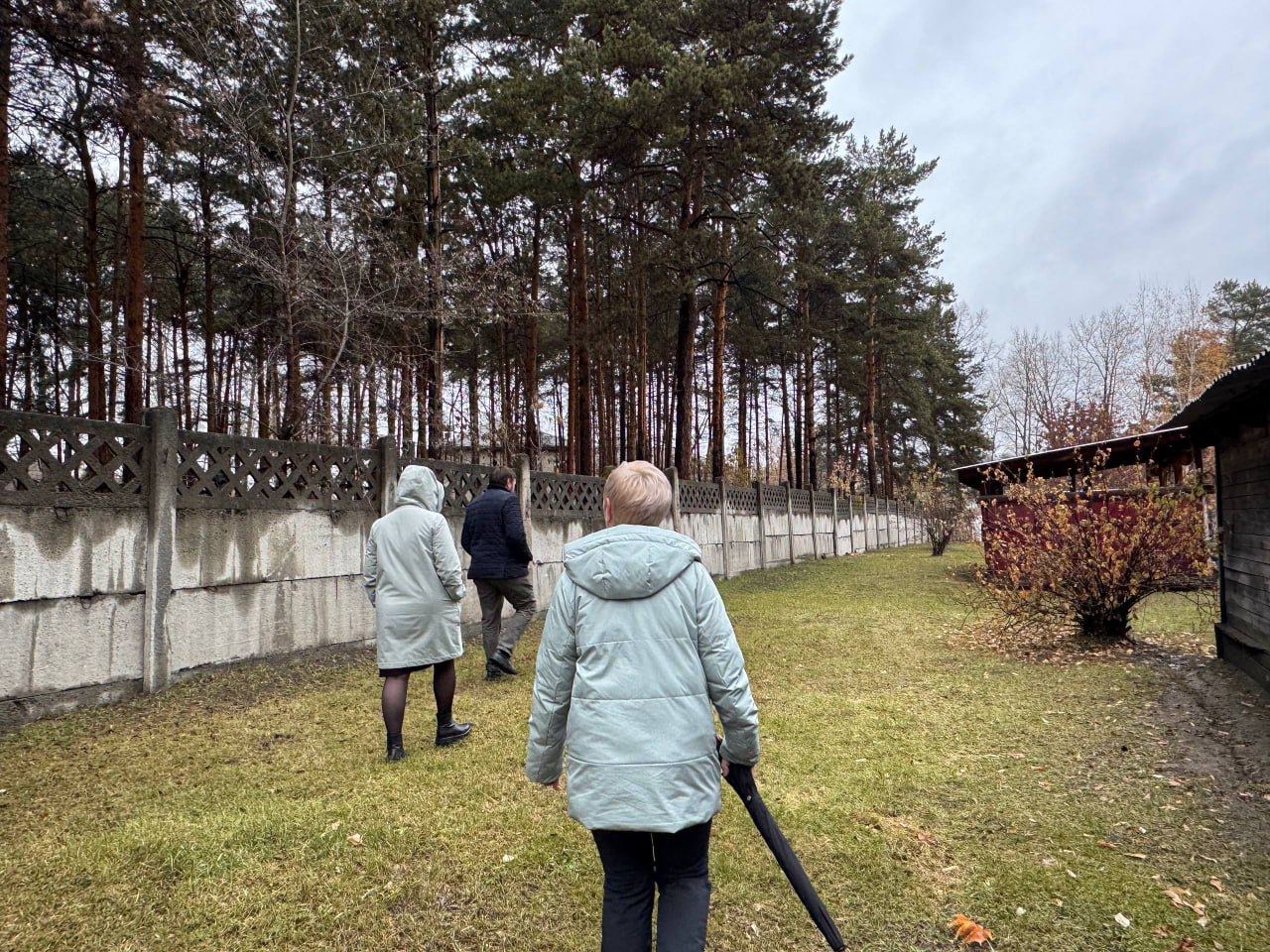 Вопрос массового проезда машин через зеленую зону около детского сада № 70 обсудили на выездном совещании Вопрос массового проезда машин через зеленую зону около детского сада № 70 обсудили на выездном совещании