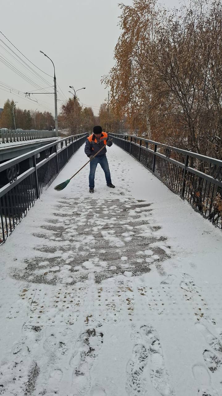 Ночной ремонт: на Глазковском мосту заменили плиты на трамвайных путях Ночной ремонт: на Глазковском мосту заменили плиты на трамвайных путях