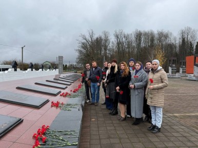 Сотрудники Брянского филиала ФГКУ Росгранстрой почтили память жертв Великой Отечественной Войны, посетив мемориалный комплекс «Хацунь» в Брянской области