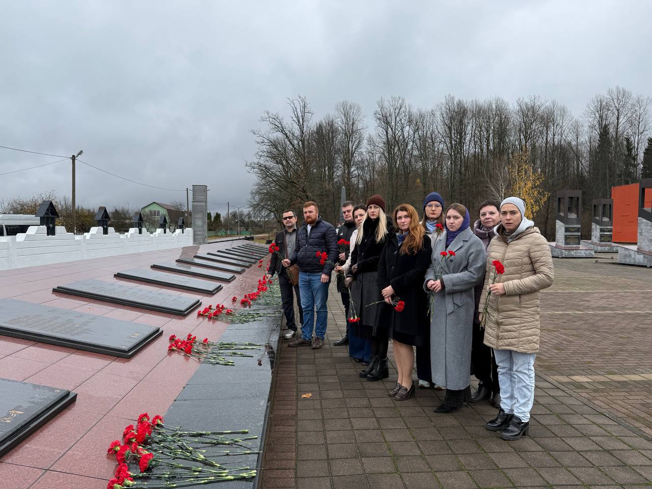 Сотрудники Брянского филиала ФГКУ Росгранстрой почтили память жертв Великой Отечественной Войны, посетив мемориалный комплекс «Хацунь» в Брянской области