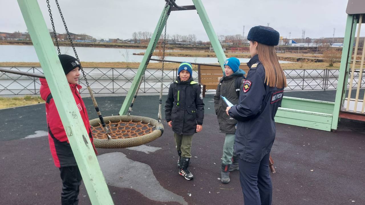 В Усолье-Сибирском сотрудники транспортной полиции провели профилактический рейд по выявлению нарушений прохода через железнодорожные пути и по водным объектам В Усолье-Сибирском сотрудники транспортной полиции провели профилактический рейд по выявлению нарушений прохода через железнодорожные пути и по водным объектам