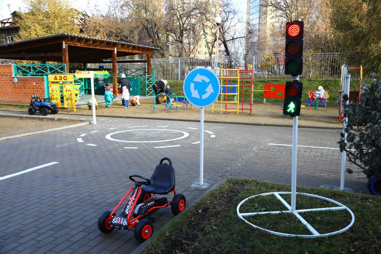 Миниатюрные модели городских дорог создали на территории иркутских детских садов № 58, 123, 162, 176 и 179 Миниатюрные модели городских дорог создали на территории иркутских детских садов № 58, 123, 162, 176 и 179