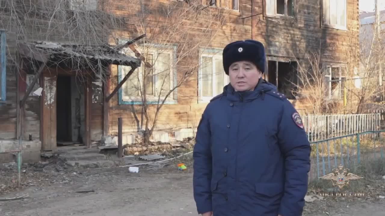 «Увидел в окне двух испуганных детей»: полицейский спас пять человек и собаку из горящего дома