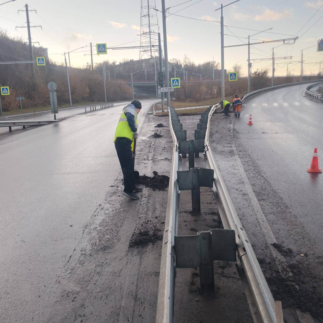 Ночной ремонт: на Глазковском мосту заменили плиты на трамвайных путях Ночной ремонт: на Глазковском мосту заменили плиты на трамвайных путях