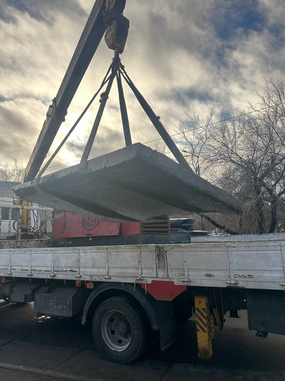 Ночной ремонт: на Глазковском мосту заменили плиты на трамвайных путях Ночной ремонт: на Глазковском мосту заменили плиты на трамвайных путях