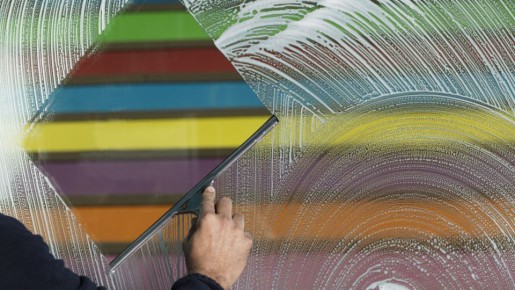 Дорогие спреи не нужны: средство из 3 компонентов отмоет окна до блеска