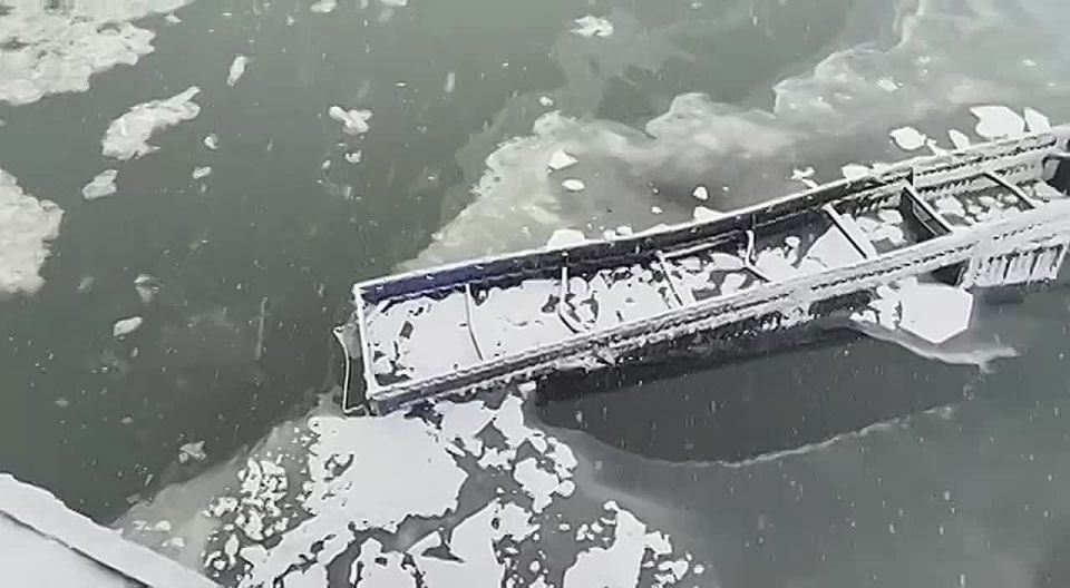 В Бурятии грузовик с углем слетел в реку