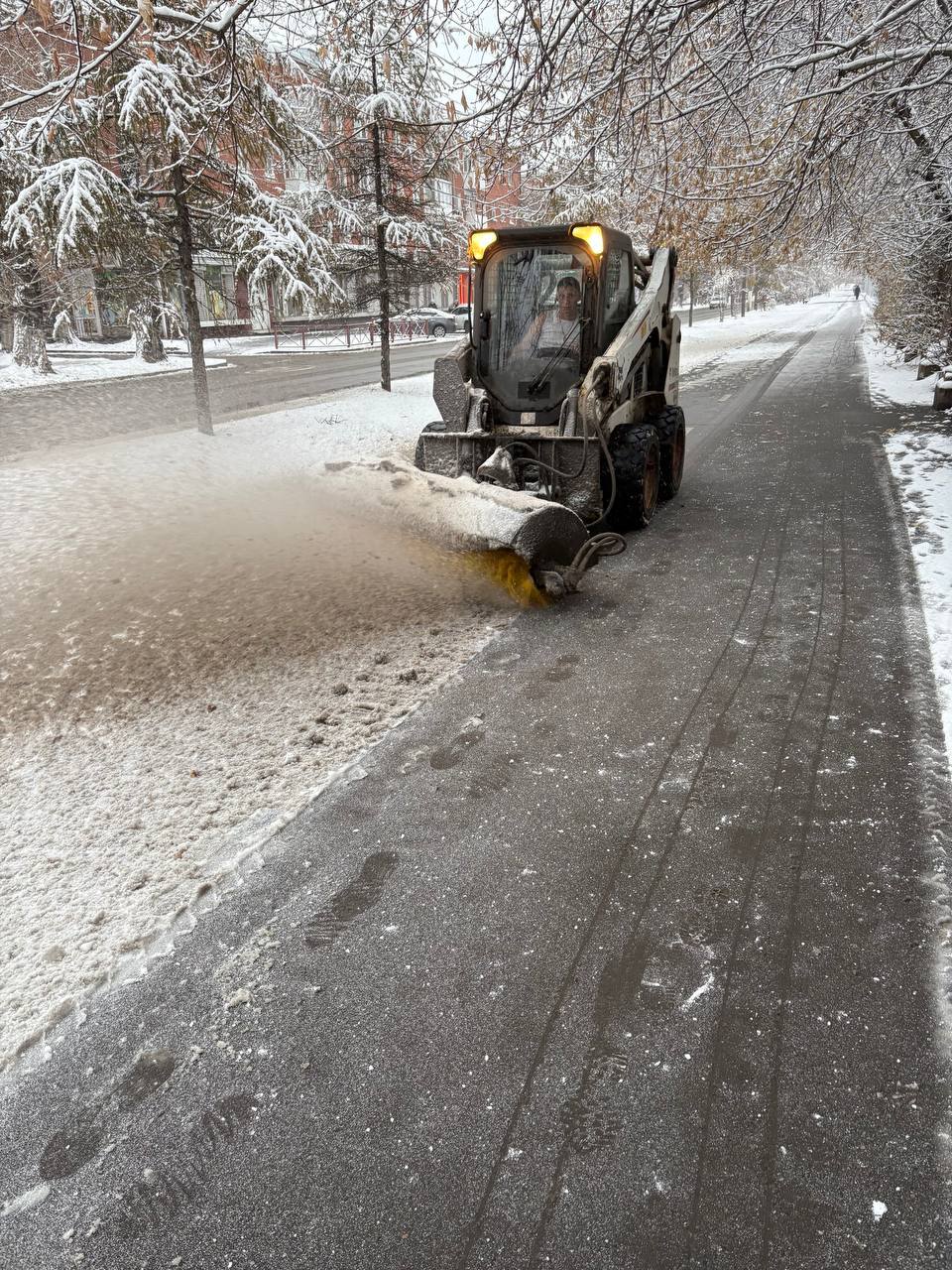 Круглосуточный режим: 170 рабочих и 40 единиц техники выйдут в ночь на уборку Иркутска Круглосуточный режим: 170 рабочих и 40 единиц техники выйдут в ночь на уборку Иркутска