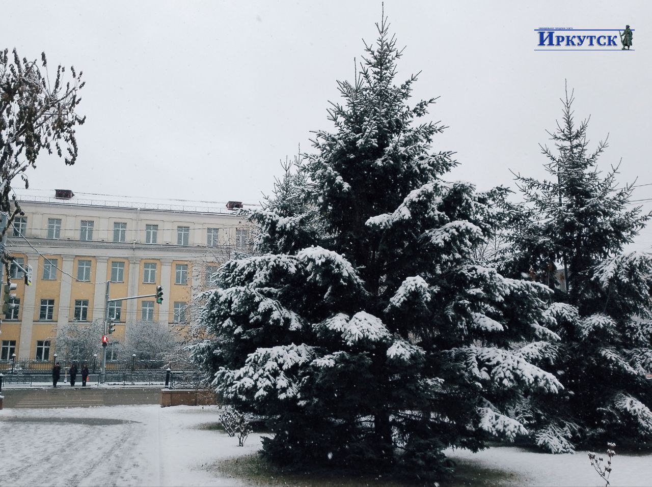 Сегодня в Иркутске на радость детворе снегопад не прекращается Сегодня в Иркутске на радость детворе снегопад не прекращается