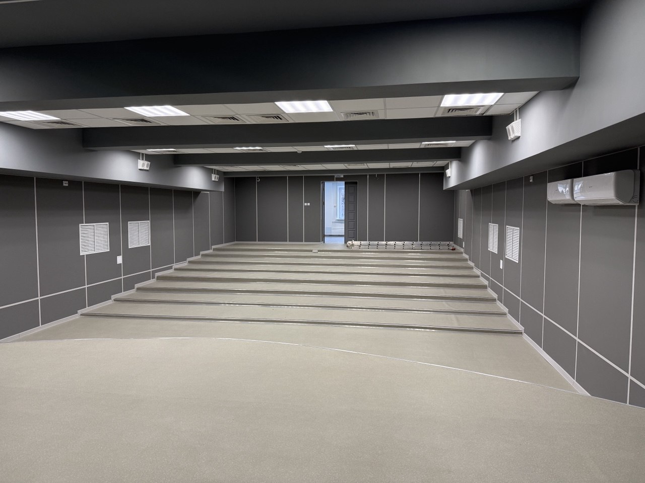 Подрядчик завершил капитальный ремонт молодежного центра «Театральный» Подрядчик завершил капитальный ремонт молодежного центра «Театральный»