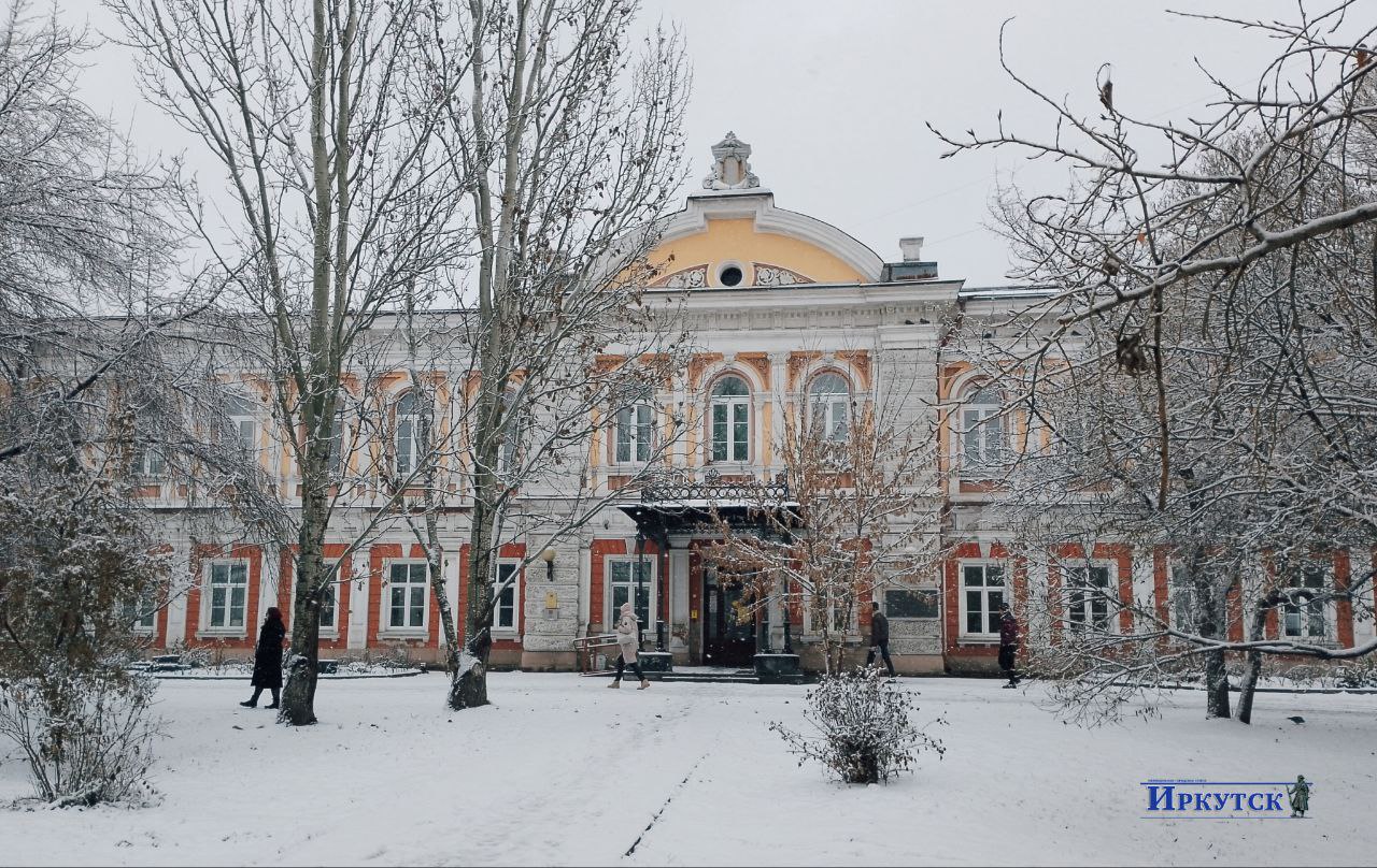Сегодня в Иркутске на радость детворе снегопад не прекращается Сегодня в Иркутске на радость детворе снегопад не прекращается