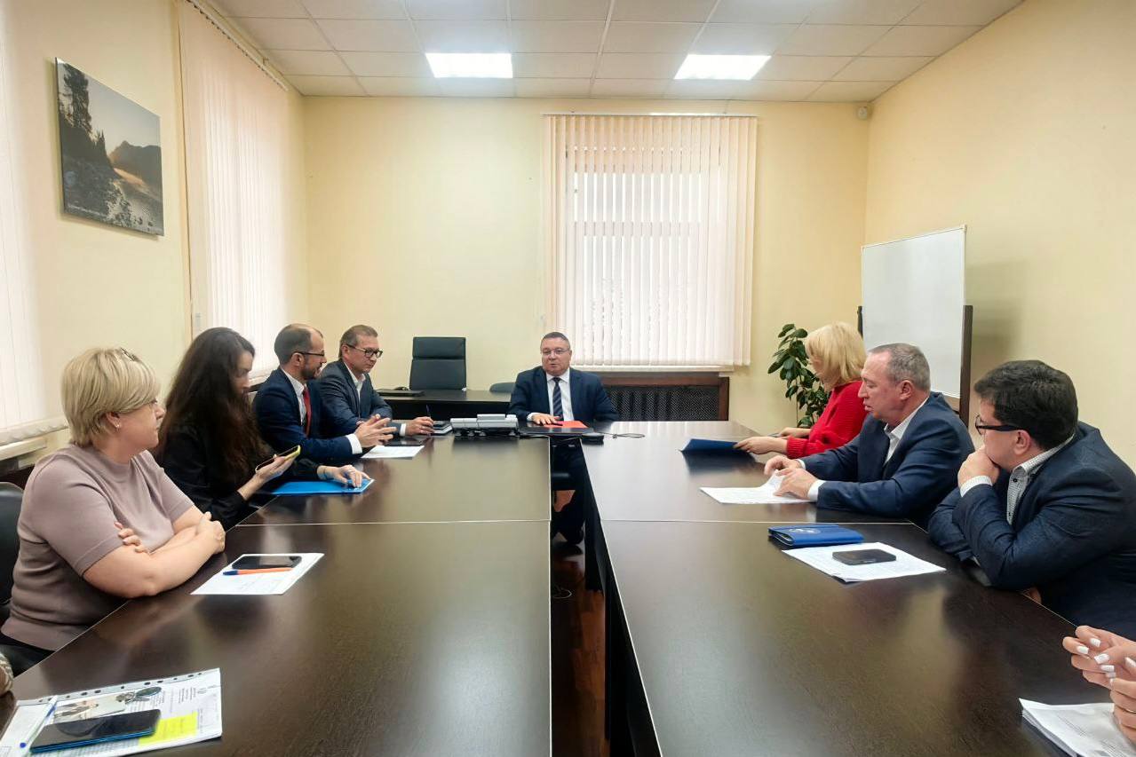 В Правительстве региона обсудили продолжение строительства школы на 725 мест в Слюдянке