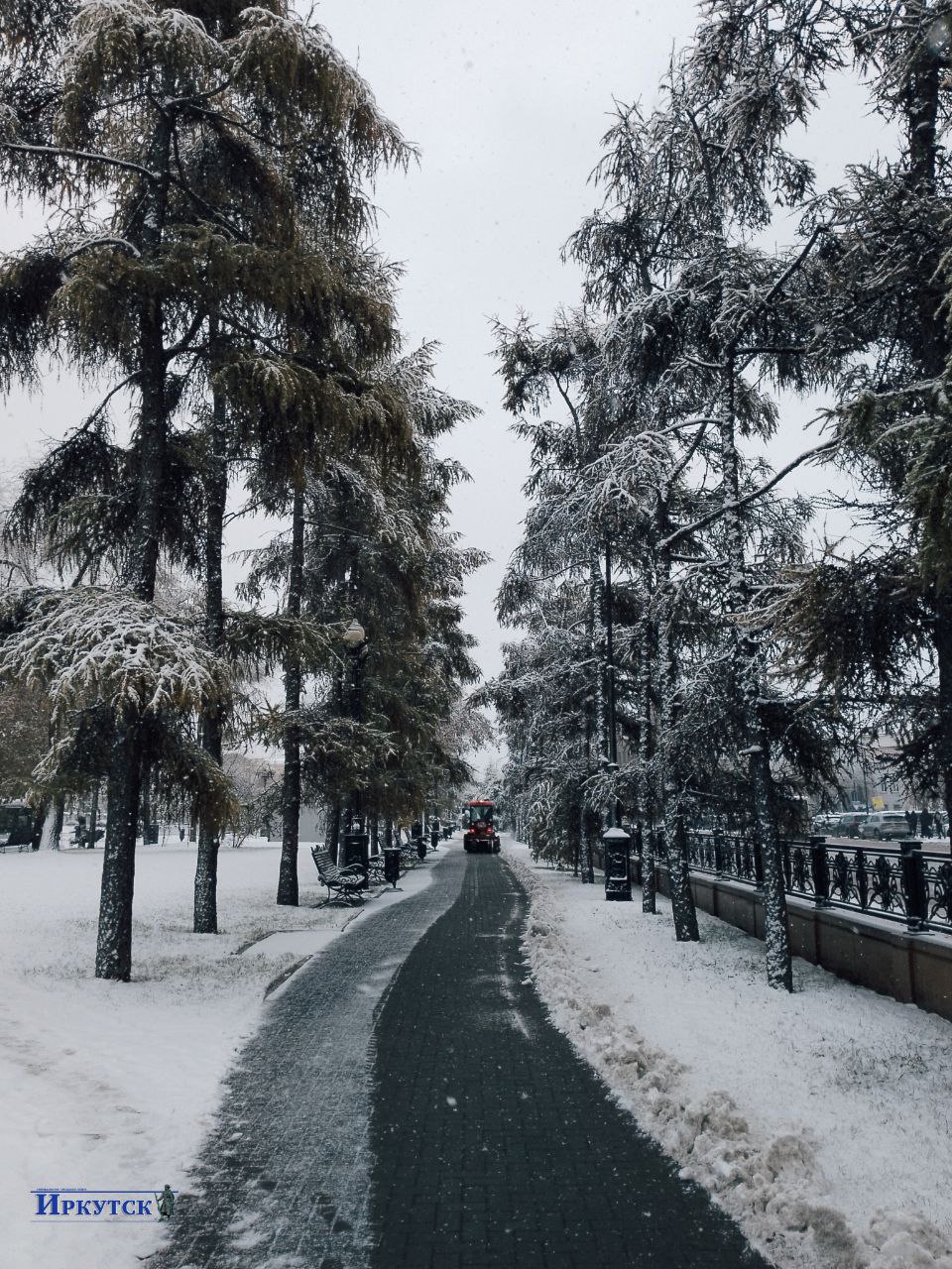 Сегодня в Иркутске на радость детворе снегопад не прекращается