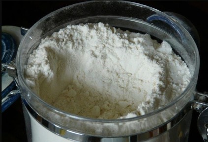 Миндальная vs. кокосовая мука: какой ингредиент является королевой кето-выпечки