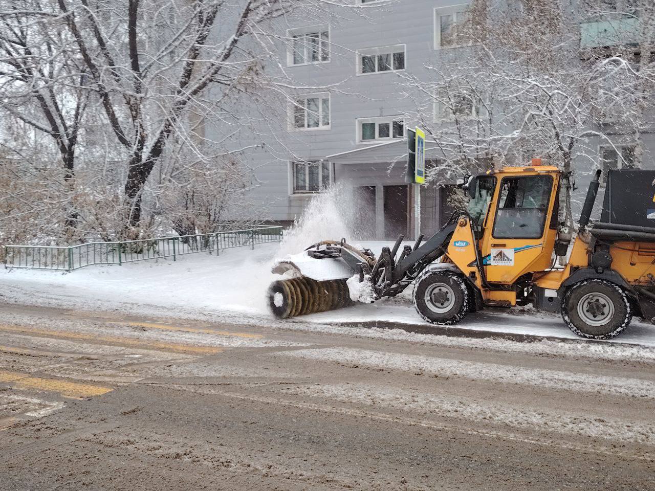 В Иркутске усилены работы по уборке городских территорий после снегопада