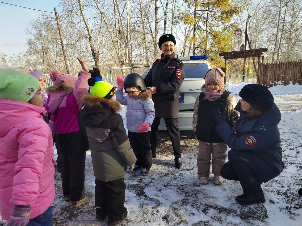 Для важного разговора о дорожной безопасности сотрудники Госавтоинспекции Братска посетили воспитанников детского сада Для важного разговора о дорожной безопасности сотрудники Госавтоинспекции Братска посетили воспитанников детского сада