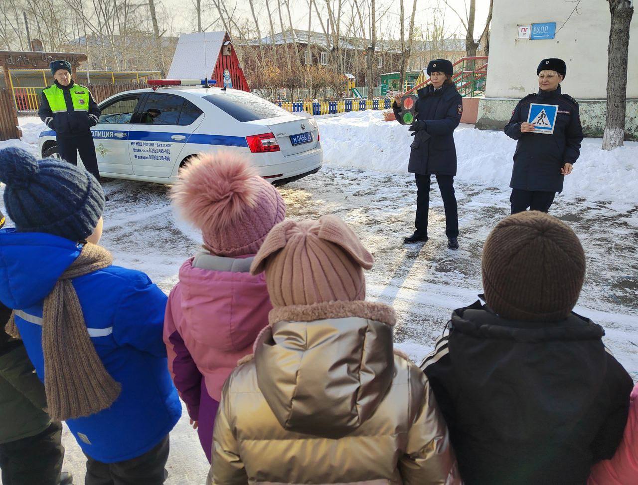Для важного разговора о дорожной безопасности сотрудники Госавтоинспекции Братска посетили воспитанников детского сада Для важного разговора о дорожной безопасности сотрудники Госавтоинспекции Братска посетили воспитанников детского сада