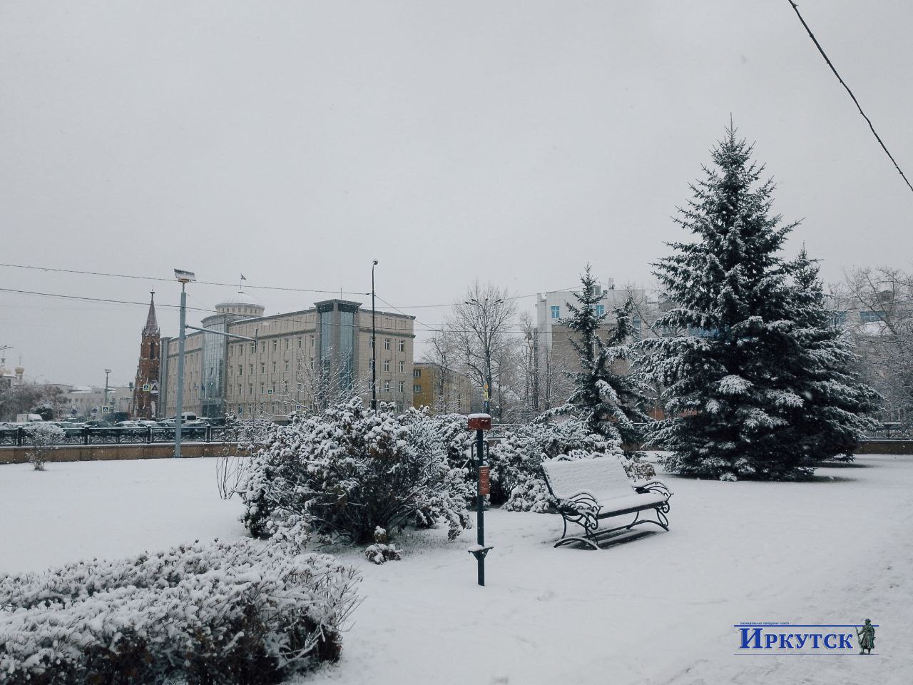 Сегодня в Иркутске на радость детворе снегопад не прекращается Сегодня в Иркутске на радость детворе снегопад не прекращается