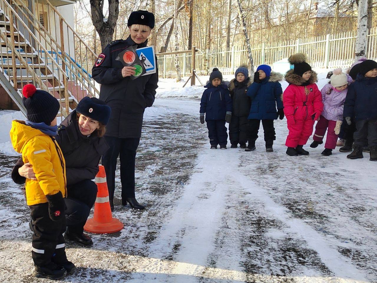 Для важного разговора о дорожной безопасности сотрудники Госавтоинспекции Братска посетили воспитанников детского сада Для важного разговора о дорожной безопасности сотрудники Госавтоинспекции Братска посетили воспитанников детского сада