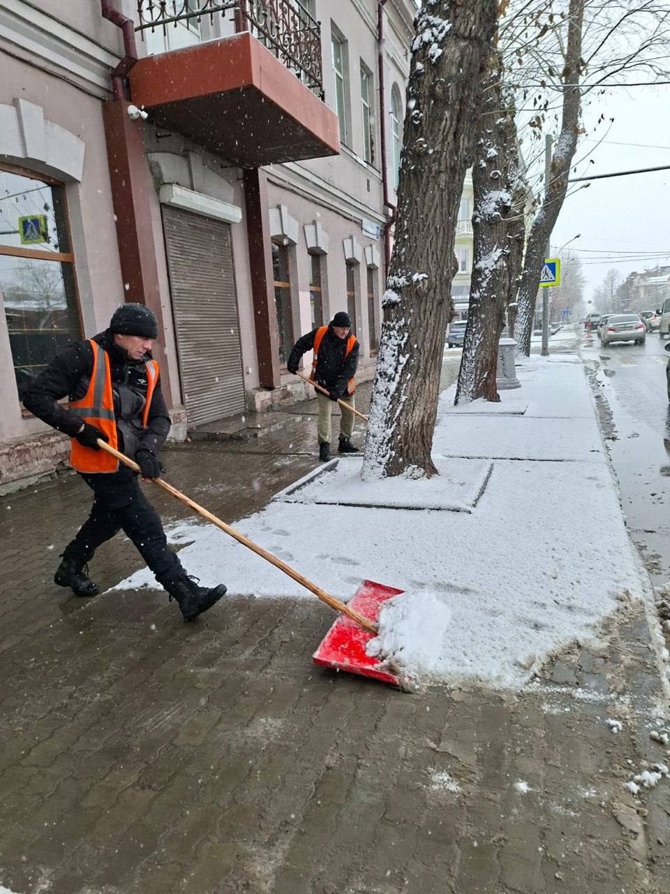 Круглосуточный режим: 170 рабочих и 40 единиц техники выйдут в ночь на уборку Иркутска Круглосуточный режим: 170 рабочих и 40 единиц техники выйдут в ночь на уборку Иркутска