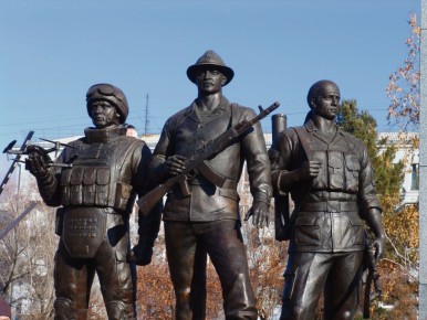 Важнейшее событие для Иркутска: 4 ноября, в День народного единства, при стечении большого числа горожан мы отдали дань памяти тем, кто погиб в локальных конфликтах, — на улице Декабрьских Событий появилась «Аллея Памяти»...