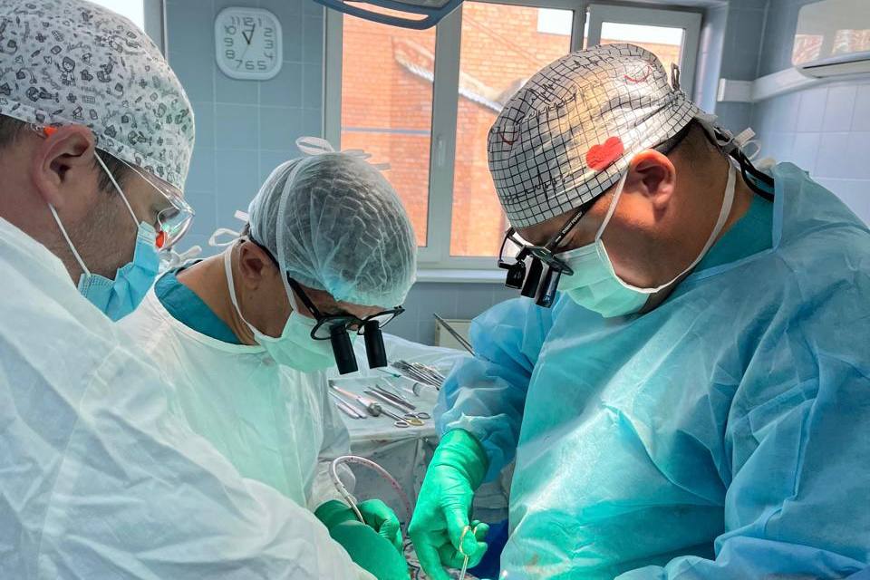 Кардиохирурги ИОКБ впервые провели уникальные операции на сердце