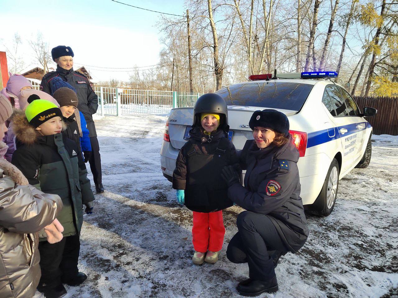 Для важного разговора о дорожной безопасности сотрудники Госавтоинспекции Братска посетили воспитанников детского сада Для важного разговора о дорожной безопасности сотрудники Госавтоинспекции Братска посетили воспитанников детского сада