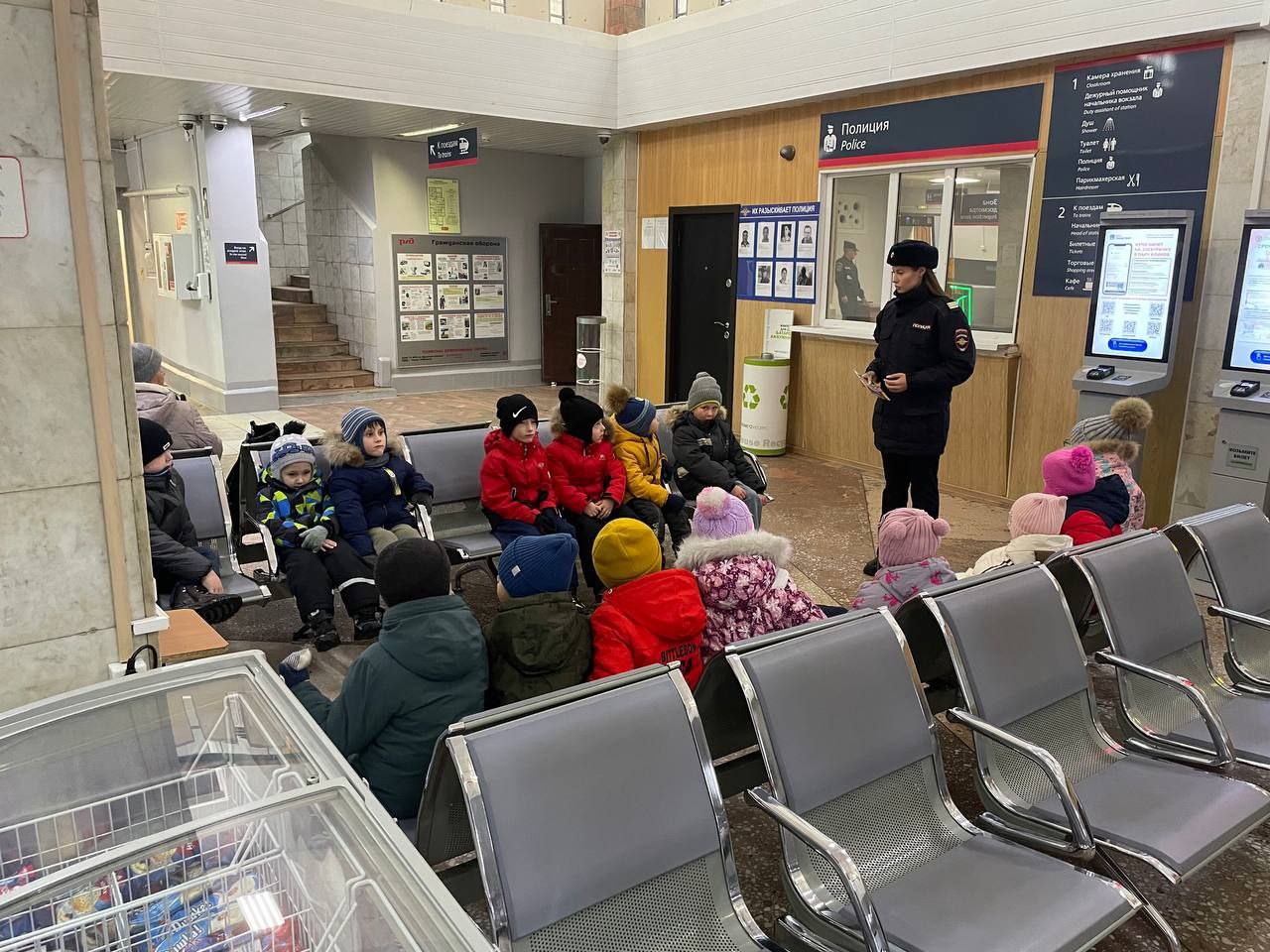 Экскурсию по железнодорожному вокзалу провели для дошкольников в Усолье-Сибирском Экскурсию по железнодорожному вокзалу провели для дошкольников в Усолье-Сибирском