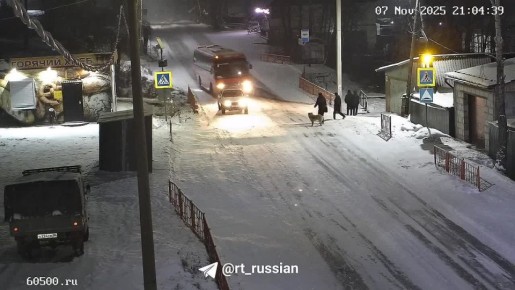 Автобус снёс опору ЛЭП и едва не убил нескольких пешеходов