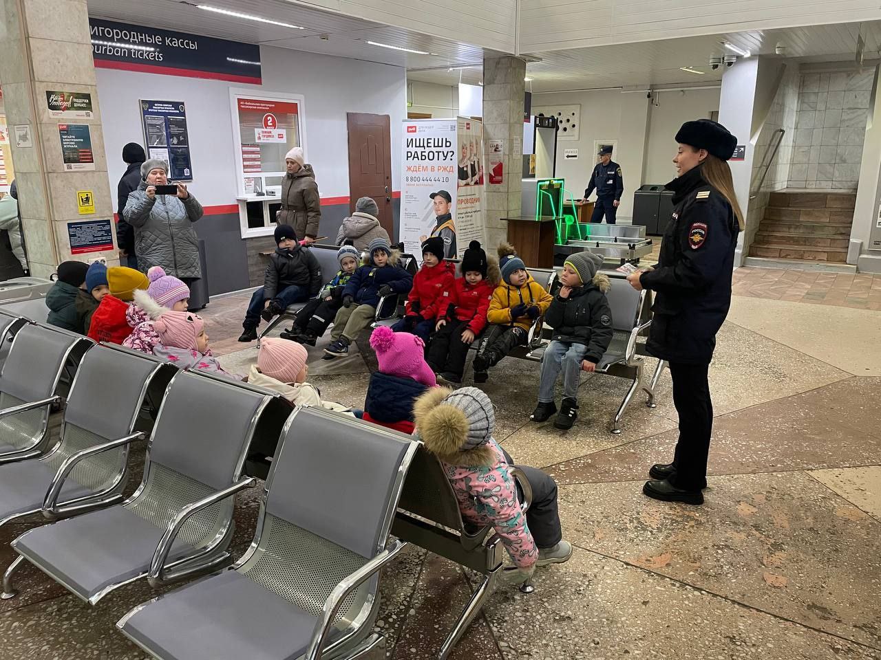 Экскурсию по железнодорожному вокзалу провели для дошкольников в Усолье-Сибирском Экскурсию по железнодорожному вокзалу провели для дошкольников в Усолье-Сибирском