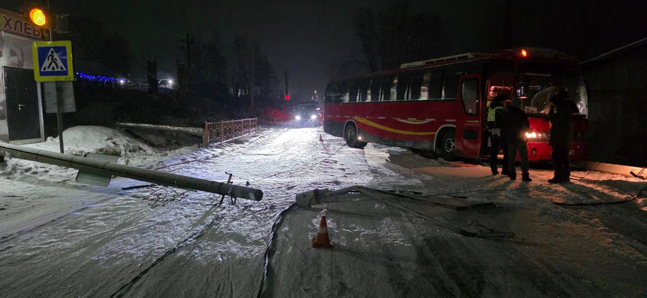 В Усть-Куте сотрудники Госавтоинспекции проводят проверку по факту ДТП с автобусом