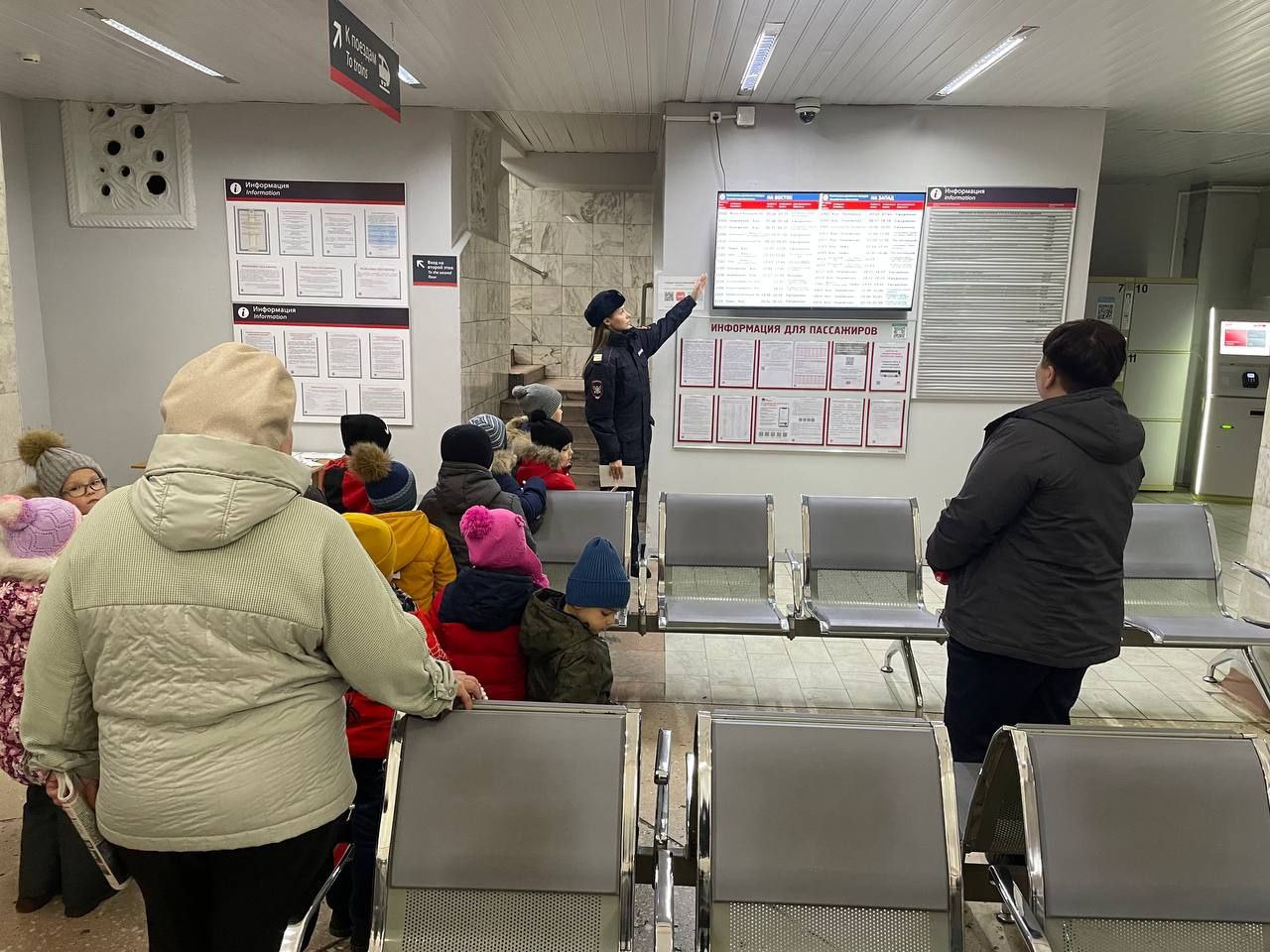 Экскурсию по железнодорожному вокзалу провели для дошкольников в Усолье-Сибирском Экскурсию по железнодорожному вокзалу провели для дошкольников в Усолье-Сибирском